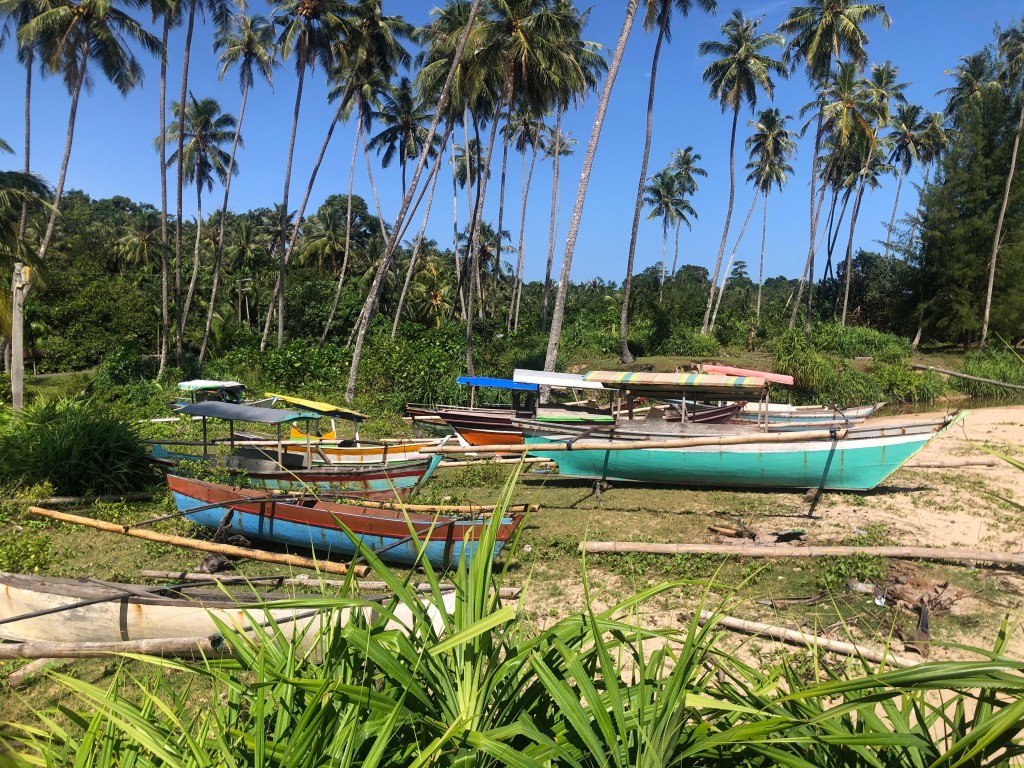 Kapal nelayan yang bersandar dipinggir pantai 