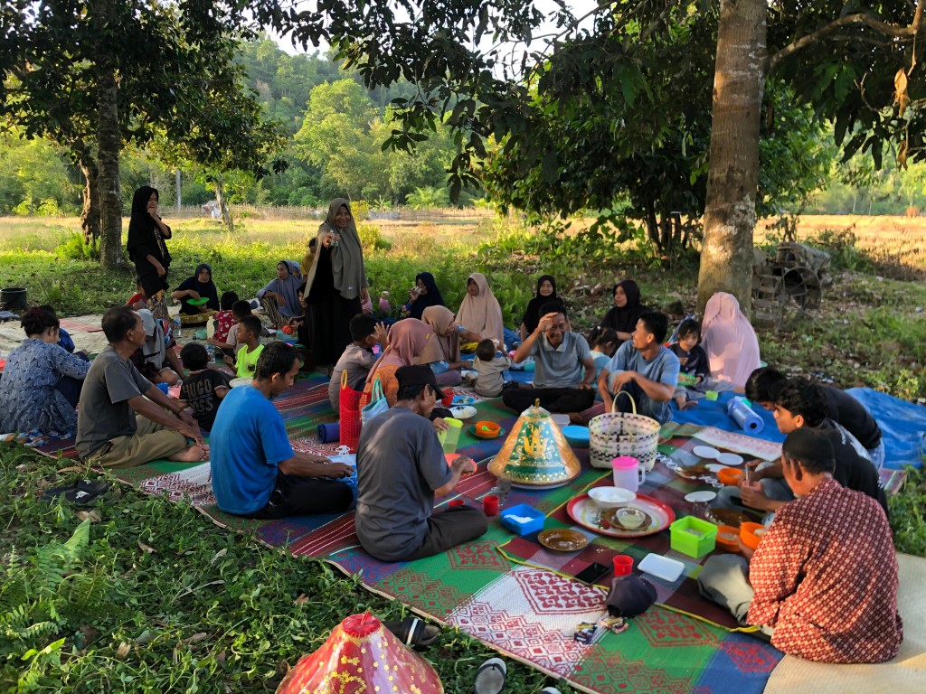 Kenduri Blang dilakukan sebagai wujud syukur atas hasil panen padi dan memohon keberkahan.