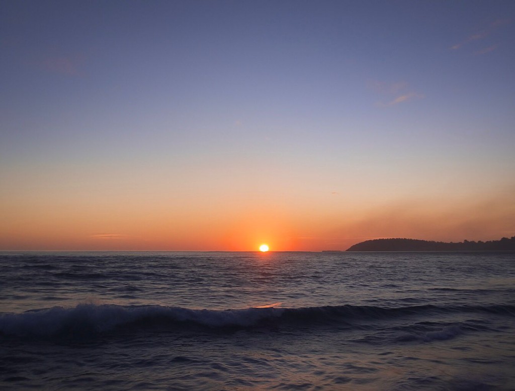 Keindahan sunset dipantai Desa Inor